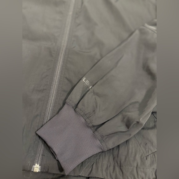 NWOT Lululemon Lightweight Hem-Clinch Bomber Jacket Sz XS in Black - Picture 6 of 6